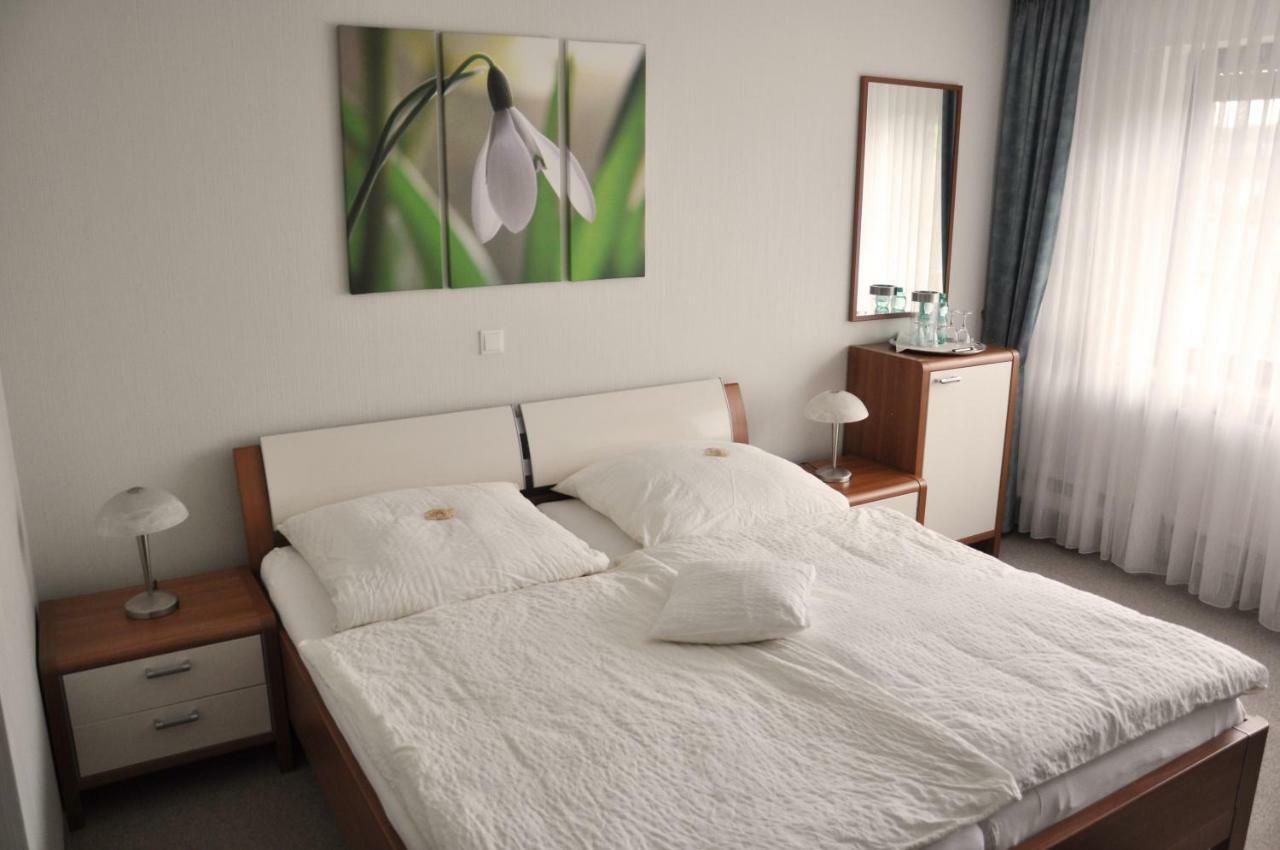 Effelder Buergerstube Hotel Wassenberg Bagian luar foto